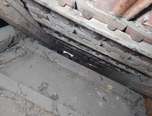 Zateplení stropu staršího rodinného domu pomocí foukané izolace